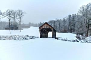 molen beek gedekt brug in binnenland, Vermont gedurende de winter. foto