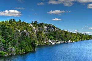 enorm rotsen en visie naar de vallei Bij minnewaska staat park reserveren upstate ny gedurende zomer tijd. foto