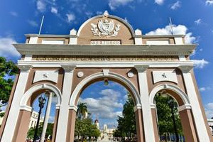 de boog van triomf in Jose marti park, cienfuegos, Cuba. de boog is een monument naar Cubaans onafhankelijkheid. foto