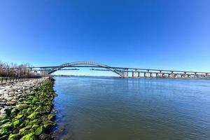 de Bayonne brug van staten eiland, nieuw york. de Bayonne brug is de 5e het langst staal boog brug in de wereld, overspanningen de doden busje kull en verbindt bayonne, nj met staten eiland, ny. foto