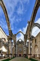 de klooster van onze dame van monteren Carmel in Lissabon, Portugal. de middeleeuws klooster was geruïneerd gedurende de volgorde van de 1755 Lissabon aardbeving. foto