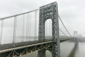 George Washington brug kruispunt de Hudson rivier- Aan een bewolkt bewolkt dag van fort lee, nieuw Jersey. foto