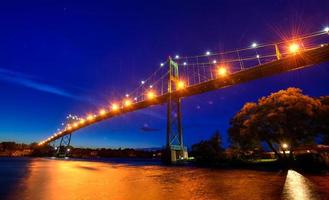 duizend eilanden brug Bij nacht foto