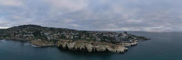 de blauw wateren van de grote Oceaan oceaan kustlijn langs de strand van la jolla, Californië. foto