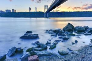 George Washington brug Bij zonsondergang over- de Hudson rivier- van Manhattan. foto