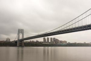 George Washington brug kruispunt de Hudson rivier- Aan een bewolkt bewolkt dag van fort lee, nieuw Jersey. foto