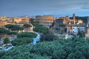 colosseum net zo gezien van de altaar van de vaderland in Rome, Italië. foto