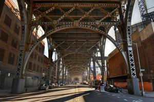 nieuw york stad - feb 17, 2020 - onderkant van de staal liggers van Henry Hudson parkway in Manhattan, nieuw york stad. foto