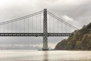 George Washington brug kruispunt de Hudson rivier- Aan een bewolkt bewolkt dag van fort lee, nieuw Jersey. foto