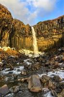 svartifoss water in vroeg winter foto