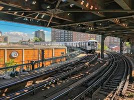 d trein binnengaan de west 8e metro station in coney eiland, brooklyn, nieuw york. foto