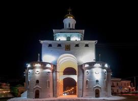 de gouden poort van Vladimir gebouwd tussen 1158 en 1164, Rusland in de gouden ring van Rusland Bij nacht. foto