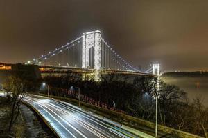 George Washington brug ten volle verlichte Bij nacht van nieuw york stad foto