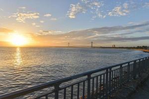 verrazano vernauwt brug Bij zonsondergang foto