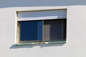 een klein venster in een woon- gebouw in een groot stad foto