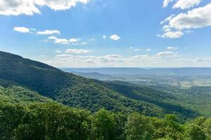 visie van de shenandoah vallei en blauw nok bergen van shenandoah nationaal park, Virginia foto