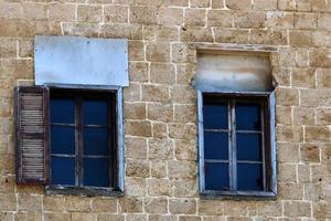een klein venster in een woon- gebouw in een groot stad foto