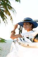 mooi vrouw in blauw hoed en wit retro cabriolet foto