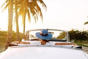 mooi vrouw in blauw hoed en wit retro cabriolet foto