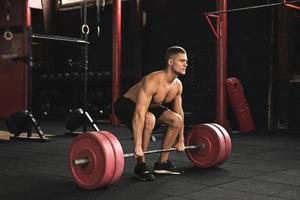 deadlift oefening. Mens gedurende zijn training in de Sportschool foto