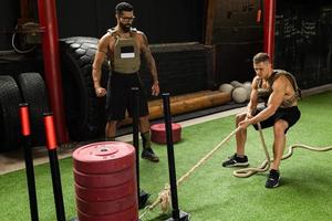 slee slepen oefening. sportman gedurende zijn kruis opleiding training. foto