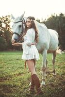 vrouw in mooi wit jurk en haar mooi paard foto