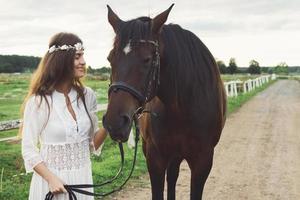 schattig jong vrouw en haar mooi paard foto