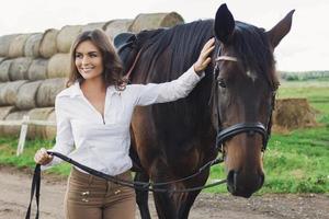 jong vrouw rijder en haar mooi paard foto