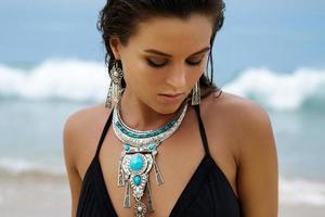 vrouw vervelend zilver sieraden Aan de strand foto