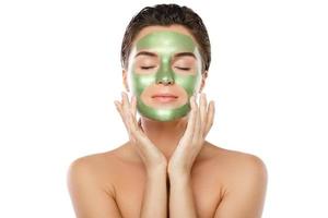 vrouw met groen afpellen masker Aan haar gezicht foto