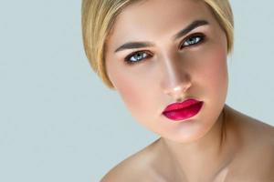 portret van mooi blond meisje met rood lippen foto