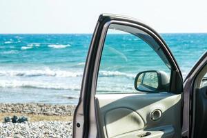 auto deur en mooi zeegezicht met blauw water foto