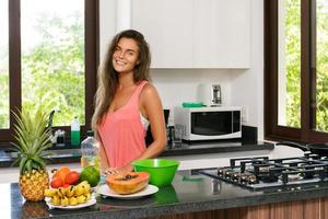 vrouw huisvrouw gedurende Koken werkwijze in de keuken foto