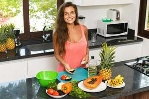 vrouw huisvrouw gedurende Koken werkwijze in de keuken foto