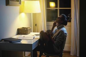 vrouw vervelend een warm wollen trui is lezing boek foto