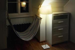 knus interieur met een hangmat in avond kamer foto