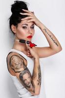 jong vrouw tatoeëerder met een tattoo-machine in haar hand- foto
