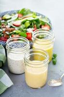 verscheidenheid van salade dressings in glas potten foto