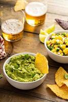 tortilla chips met onderdompelingen, guacamole en salsa foto