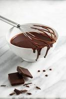 maken chocola glazuur of saus foto