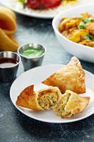 Indisch samosa's met groente vulling foto