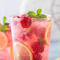 voorjaar of zomer verkoudheid cocktail, framboos limonade foto