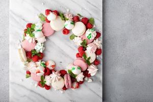 Kerstmis toetje krans met macarons en schuimgebakjes foto