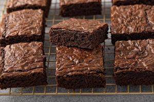 eigengemaakt fudgy brownies Aan een bakken rek foto