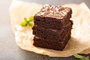 stack van vochtig fudgy brownies foto