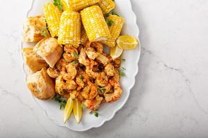 pittig garnaal en maïs Aan de maïskolf, zomer recept foto