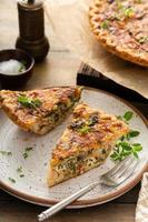 spek, paddestoel en spinazie Quiche met kaas en kruiden foto