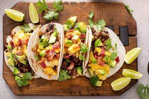 ontbijt taco's met worst, eieren, spek en avocado foto