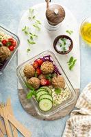 maaltijd prep containers met een gezond laag carb lunch foto