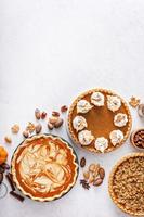 traditioneel vallen dankzegging taarten, pompoen en pecannoot taart foto